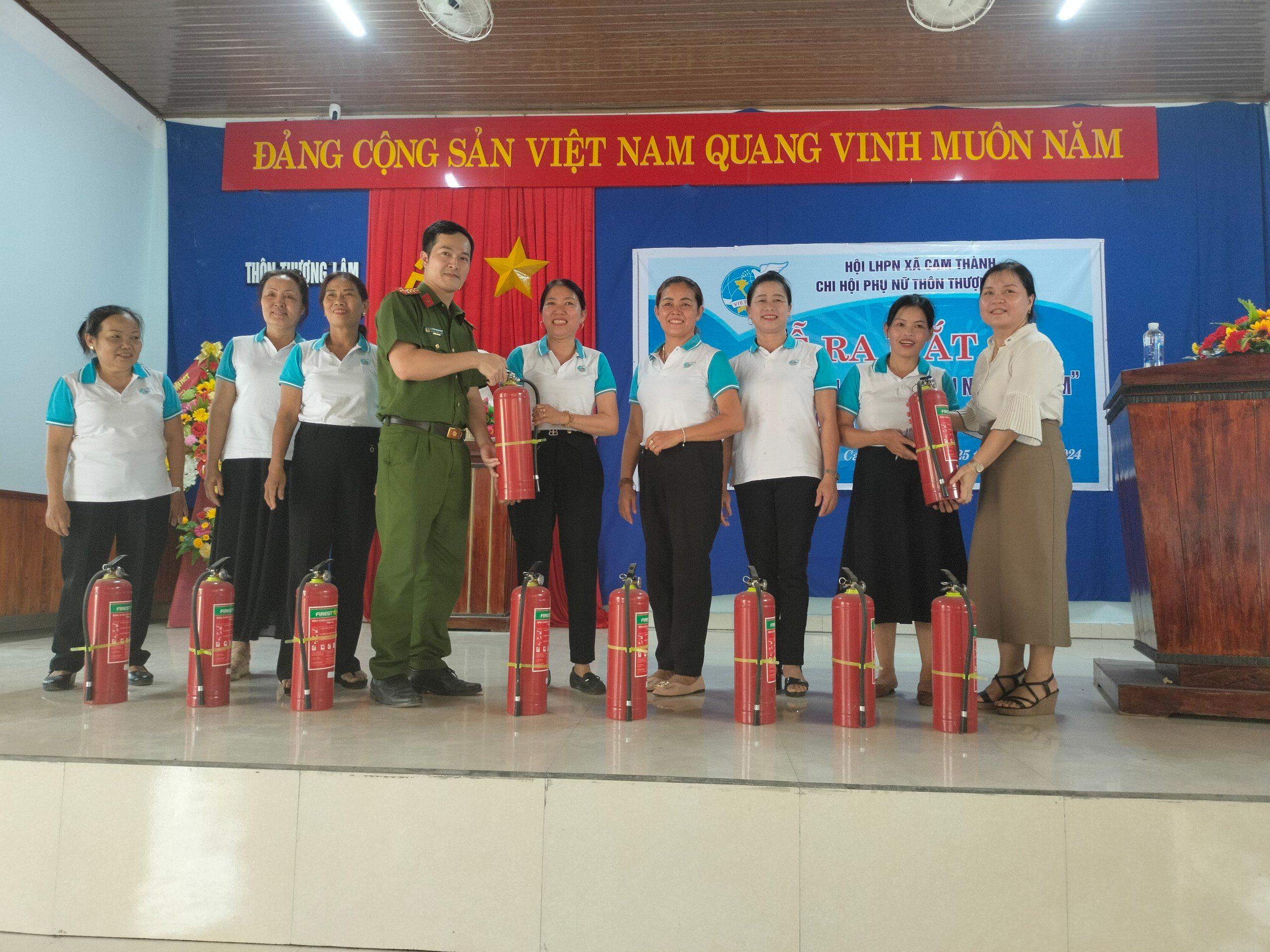 Hội LHPN xã Cam Thành phát động phong trào “Nhà tôi có bình chữa cháy” trong cán bộ, hội viên phụ nữ
