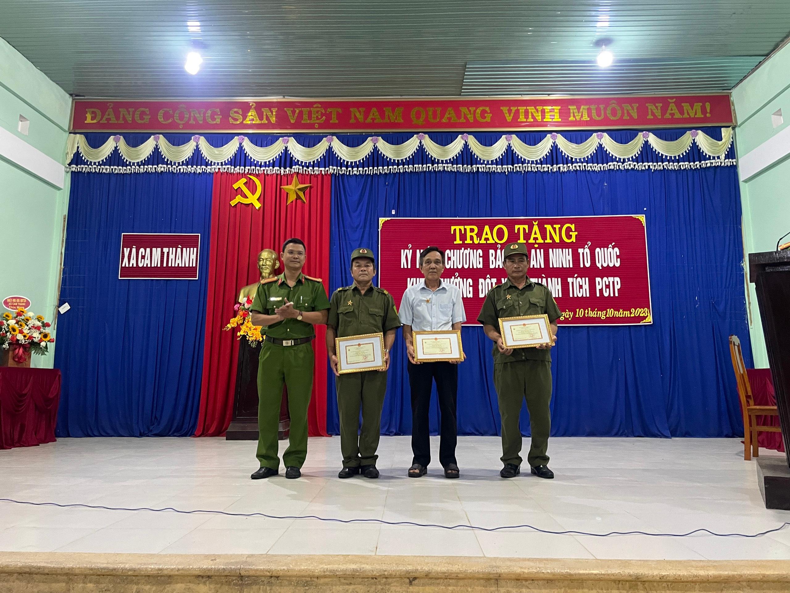 Công an xã Cam Thành trao Kỷ niệm chương Bảo vệ an ninh Tổ quốc và khen thưởng đột xuất thành tích...
