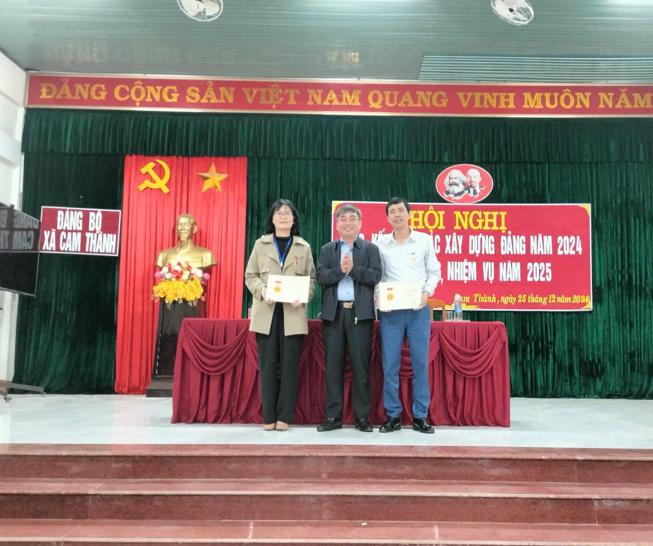 Đảng bộ xã Cam Thành trao tặng Kỷ niệm chương “Vì sự nghiệp Dân vận”, tổng kết công tác xây dựng Đảng năm 2024, triển khai nhiệm vụ năm 2025